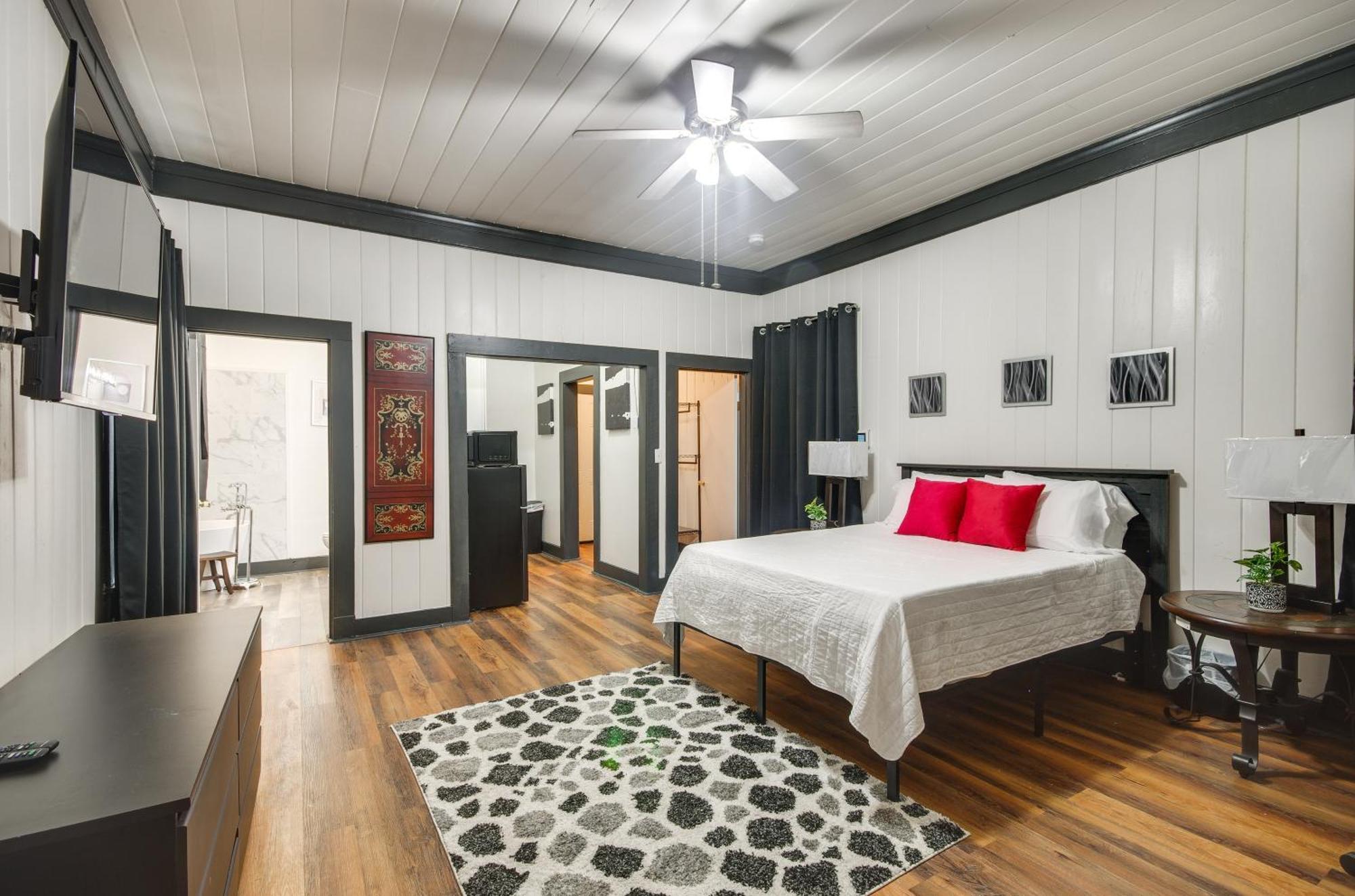 Modern Greenwood Studio Less Than 1 Mi To Downtown! מראה חיצוני תמונה